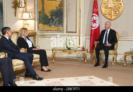 (230620) -- TUNIS, 20. Juni 2023 (Xinhua) -- der tunesische Präsident Kais Saied (R) trifft sich am 19. Juni 2023 mit dem französischen Innenminister Gerald Darmanin (L) und der deutschen Innenministerin Nancy Faeser (C) im Karthago-Palast in Tunis, Tunesien. Der tunesische Präsident Kais Saied traf am Montag mit den französischen und deutschen Innenministern Gerald Darmanin und Nancy Faeser zusammen, um die bilaterale Zusammenarbeit und die Frage der illegalen Einwanderung zu erörtern. (Tunesischer Ratsvorsitz/Informationsblatt über Xinhua) Stockfoto