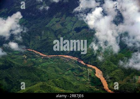 Hoch über dem üppigen Dschungel und den sanften Hügeln, hält dieser Blick die atemberaubende Schönheit des Mekong in der Nähe von Luang Prabang, Laos, fest. Stockfoto