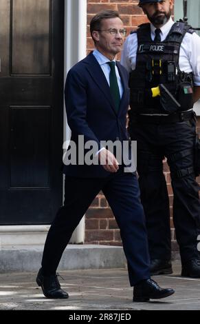 London, Großbritannien. 19. Juni 2023. Der schwedische Premierminister Ulf Kristersson geht vor einem bilateralen Treffen die Downing Street in London entlang. Kredit: SOPA Images Limited/Alamy Live News Stockfoto