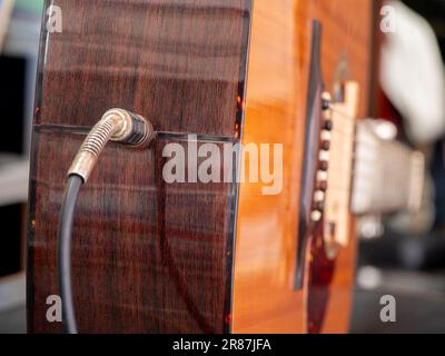 Take-up-Aufnahme einer akustischen Gitarrenbuchse für Aufnehmer , mit Kabel, selektiver Fokus Stockfoto