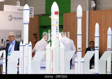 Paris, Juni 19. 25. Juni 2023. Besucher sehen Ausstellungen der China Aerospace Science and Technology Corporation (CASC) auf der 54. International Paris Air Show, die am Le Bourget Airport in der Nähe von Paris, Frankreich, am 19. Juni 2023 stattfindet. Die 54. International Paris Air Show begann hier am Montag und dauert bis zum 25. Juni 2023. Kredit: Gao Jing/Xinhua/Alamy Live News Stockfoto