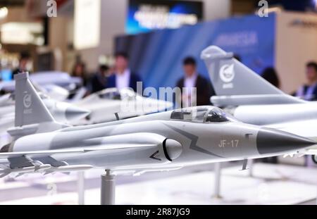 Paris, Juni 19. 25. Juni 2023. Besucher besuchen den Stand der Aviation Industry Corporation of China (AVIC) auf der 54. International Paris Air Show, die am Le Bourget Airport in der Nähe von Paris, Frankreich, am 19. Juni 2023 stattfindet. Die 54. International Paris Air Show begann hier am Montag und dauert bis zum 25. Juni 2023. Kredit: Gao Jing/Xinhua/Alamy Live News Stockfoto