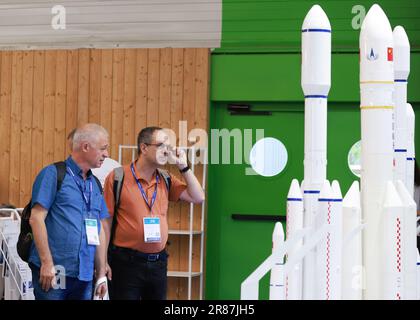 Paris, Juni 19. 25. Juni 2023. Besucher sehen Ausstellungen der China Aerospace Science and Technology Corporation (CASC) auf der 54. International Paris Air Show, die am Le Bourget Airport in der Nähe von Paris, Frankreich, am 19. Juni 2023 stattfindet. Die 54. International Paris Air Show begann hier am Montag und dauert bis zum 25. Juni 2023. Kredit: Gao Jing/Xinhua/Alamy Live News Stockfoto