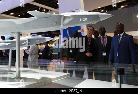 Paris, Juni 19. 25. Juni 2023. Besucher besuchen den Stand der Aviation Industry Corporation of China (AVIC) auf der 54. International Paris Air Show, die am Le Bourget Airport in der Nähe von Paris, Frankreich, am 19. Juni 2023 stattfindet. Die 54. International Paris Air Show begann hier am Montag und dauert bis zum 25. Juni 2023. Kredit: Gao Jing/Xinhua/Alamy Live News Stockfoto