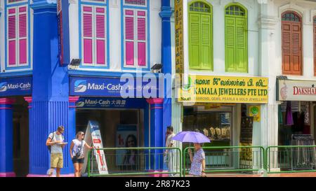 Singapur, Singapur - 21. August 2012. Farbenfrohe terrassenförmige Shophouses an der historischen Serangoon Road in Little India. Stockfoto