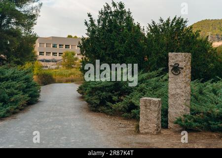 Pilgerschild auf dem Stein auf der Straße nach santiago. Hochwertiges Foto Stockfoto