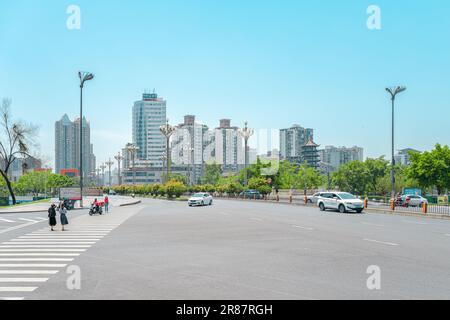 Sonnige Hochhäuser in der Nähe der Jiuyan-Brücke in Chengdu. Stockfoto