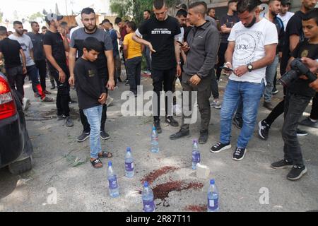 Dschenin, Palästina. 19. Juni 2023. Die Bürger versammeln sich an dem Ort, an dem einer der fünf Palästinenser bei einem Überfall auf das Lager Dschenin im nördlichen besetzten Westjordanland von israelischen Streitkräften getötet wurde. Die israelischen Streitkräfte überfielen das Flüchtlingslager Dschenin in der Nähe der Stadt Dschenin mit Hubschraubern und Dutzenden gepanzerter Militärfahrzeuge. Kredit: SOPA Images Limited/Alamy Live News Stockfoto