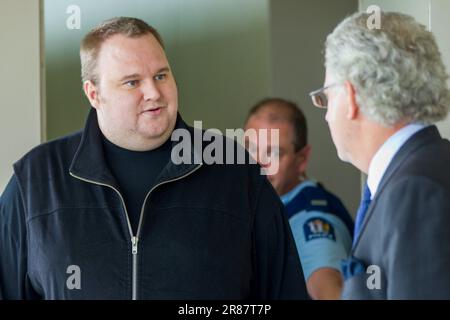 Kim Dotcom (auch bekannt als Kim Schmitz), Left, wird von Rechtsanwalt Willy Akel empfangen, der gegen Kaution vor dem Bezirksgericht wegen einer von den USA geführten Untersuchung wegen Urheberrechtsverletzung entlassen wird, North Shore, Auckland, Neuseeland, Mittwoch, 22. Februar 2012. Stockfoto