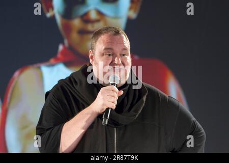 Kim Dotcom spricht bei der Mana Internet Party Wahlkampagne Launch, die er gegründet hat, um gegen die aktuelle Regierung anzutreten. Er sprach von seinem Plan, die Regierung zu stürzen, und seinen früheren Hackererfahrungen. Die Veranstaltung an der Western Springs High School in Auckland wurde gemeinsam mit seiner Internet Party und der Mana Party organisiert, mit der er eine Allianz geschlossen hat. Stockfoto