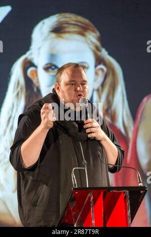 Kim Dotcom spricht bei der Mana Internet Party Wahlkampagne Launch, die er gegründet hat, um gegen die aktuelle Regierung anzutreten. Er sprach von seinem Plan, die Regierung zu stürzen, und seinen früheren Hackererfahrungen. Die Veranstaltung an der Western Springs High School in Auckland wurde gemeinsam mit seiner Internet Party und der Mana Party organisiert, mit der er eine Allianz geschlossen hat. Stockfoto