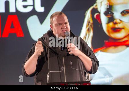 Kim Dotcom spricht bei der Mana Internet Party Wahlkampagne Launch, die er gegründet hat, um gegen die aktuelle Regierung anzutreten. Er sprach von seinem Plan, die Regierung zu stürzen, und seinen früheren Hackererfahrungen. Die Veranstaltung an der Western Springs High School in Auckland wurde gemeinsam mit seiner Internet Party und der Mana Party organisiert, mit der er eine Allianz geschlossen hat. Stockfoto