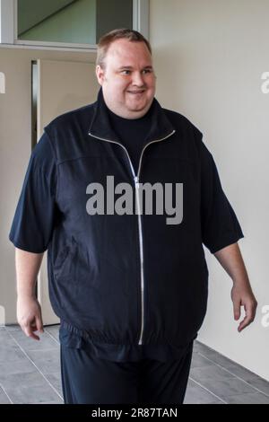 Kim Dotcom (auch bekannt als Kim Schmitz) wird gegen Kaution vor dem Bezirksgericht freigelassen, weil er in einer von den USA geführten Untersuchung wegen Urheberrechtsverletzung angeklagt wurde, North Shore, Auckland, Neuseeland, Mittwoch, 22. Februar 2012. Stockfoto