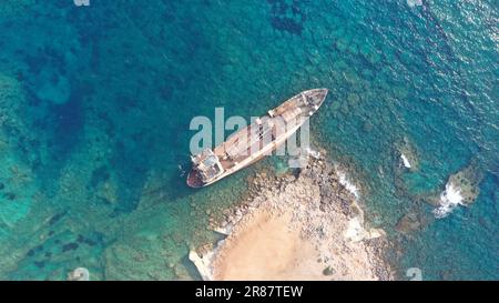 Wunderschöner Luftblick auf das Schiffswrack EDRO III in Paphos Zypern Stockfoto