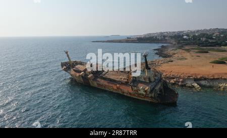 Wunderschöner Luftblick auf das Schiffswrack EDRO III in Paphos Zypern Stockfoto