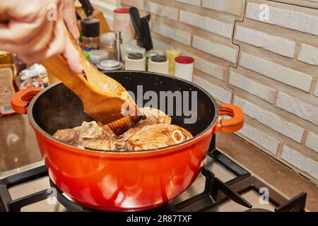 Leckeres hausgemachtes Rindfleisch: Saftige Schnitte, perfekt auf einem Gasherd in einer gemütlichen Küche gebraten Stockfoto