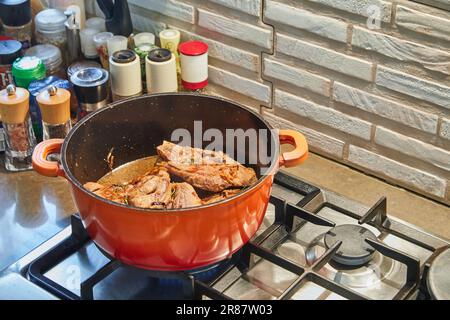 Leckeres hausgemachtes Rindfleisch: Saftige Schnitte, perfekt auf einem Gasherd in einer gemütlichen Küche gebraten Stockfoto