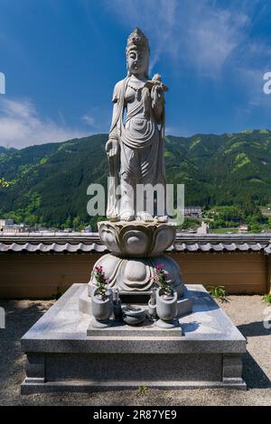 Statue des Schreins im buddhistischen Onsenji-Tempel in Gero, Präfektur Gifu, Japan. Stockfoto