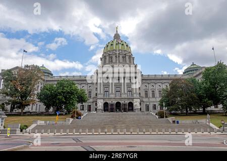 Harrisburg, Vereinigte Staaten. 23. Aug. 2022. Außenansicht des Main Pennsylvania State Capitol von der Third Street in Harrisburg, Pennsylvania, am Dienstag, den 23. August 2022. Kredit: Ron Sachs/CNP/dpa/Alamy Live News Stockfoto