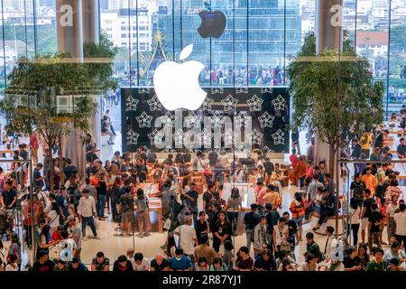 BANGKOK, THAILAND – 03. 11. 2018: Der allererste Apple Store wird in Bangkoks luxuriöser ICON SIAM Shopping Mall eröffnet. Stockfoto