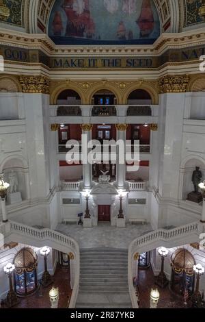 Harrisburg, Vereinigte Staaten. 23. Aug. 2022. Das Innere der Rotunda des Pennsylvania State Capitol zeigt die Treppe in Harrisburg, Pennsylvania, am Dienstag, den 23. August 2022. Kredit: Ron Sachs/CNP/dpa/Alamy Live News Stockfoto