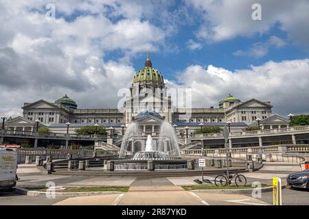 Harrisburg, Vereinigte Staaten. 23. Aug. 2022. Außenansicht des Ostflügels des Pennsylvania State Capitol von der Commonwealth Avenue in Harrisburg, Pennsylvania, am Dienstag, den 23. August 2022. Kredit: Ron Sachs/CNP/dpa/Alamy Live News Stockfoto