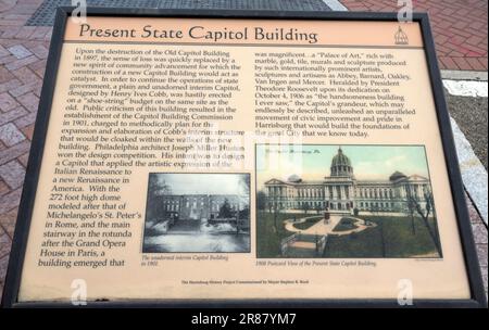 Harrisburg, Vereinigte Staaten. 23. Aug. 2022. Beschreibende Geschichte des aktuellen Pennsylvania State Capitol in Harrisburg, Pennsylvania, am Dienstag, den 23. August 2022. Kredit: Ron Sachs/CNP/dpa/Alamy Live News Stockfoto