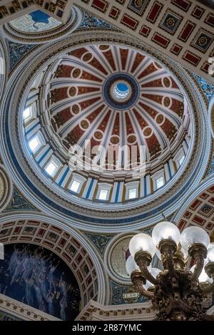 Harrisburg, Vereinigte Staaten. 23. Aug. 2022. Das Innere der Rotunda blickt auf die Kuppel des Pennsylvania State Capitol in Harrisburg, Pennsylvania, am Dienstag, den 23. August 2022. Kredit: Ron Sachs/CNP/dpa/Alamy Live News Stockfoto