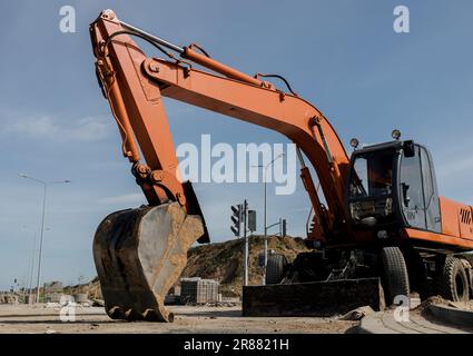 Baustelle für schwere Bagger mit blauem Himmel. Baueimer, Traktor Stockfoto