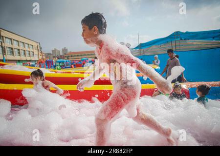 Gaza-Stadt, Palästina. 19. Juni 2023. Palästinensische Kinder genießen Wasserspiele während der Sommerferien in Gaza, 19. Juni 2023. Der Wasserpark für Kinder wurde in diesem Sommer zum ersten Mal in Gaza City eröffnet. Foto: Habboub Ramez/ABACAPRESS.COM Kredit: Abaca Press/Alamy Live News Stockfoto