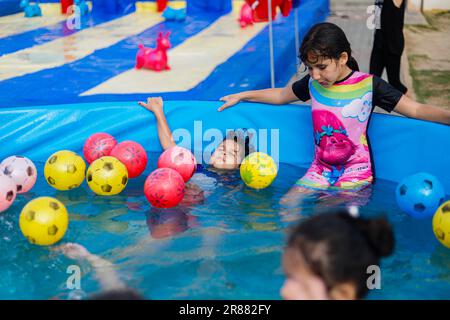 Gaza-Stadt, Palästina. 19. Juni 2023. Palästinensische Kinder genießen Wasserspiele während der Sommerferien in Gaza, 19. Juni 2023. Der Wasserpark für Kinder wurde in diesem Sommer zum ersten Mal in Gaza City eröffnet. Foto: Habboub Ramez/ABACAPRESS.COM Kredit: Abaca Press/Alamy Live News Stockfoto