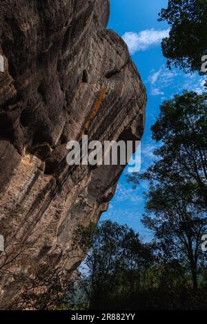 Felsige Klippen, die sich über der Dahongpao-Teeplantage von wuyishan china in der Provinz fujian erheben. Blauer Himmel, Platz für Text kopieren Stockfoto