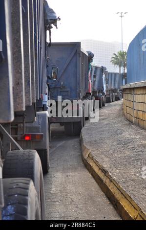 Lastwagen im Hafen von Casablanca, Marokko Stockfoto