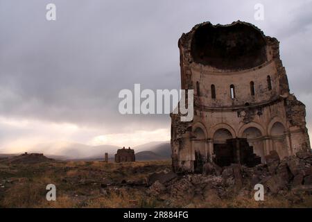 Dunkle Wolken über den Ruinen der ehemaligen armenischen Hauptstadt Ani in Ostanatolien, Türkei Stockfoto