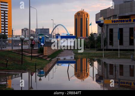 Riesige Pfützen nach einem Sommerregenschauer in Astana Kasachstan Stockfoto