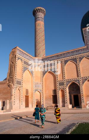 Besucher im Gur-Emir Mausoleum, der Grabstätte von Tamerlan, Samarkand Usbekistan Stockfoto