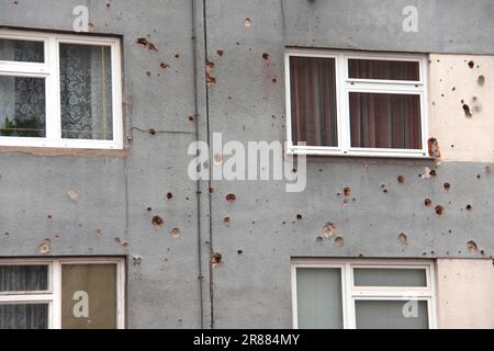 Erinnerung an den bosnischen Krieg an einem Wohngebäude in Bihac Bosnien-Herzegowina Stockfoto