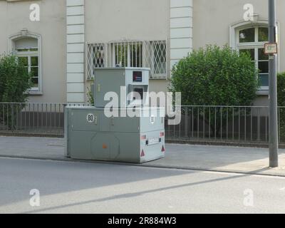 Köln, Deutschland. 17. Juni 2023. Mobile Radarkameras stehen am Straßenrand, temporäre Radarkameras zur Geschwindigkeitsüberwachung am Straßenrand, für Geschwindigkeitsmessungen, Credit: Horst Galuschka/dpa/Alamy Live News Stockfoto