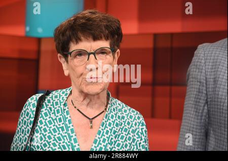 Köln, Deutschland. 19. Juni 2023. Politikerin Rita Süssmuth, CDU, ehemalige Bundesministerin für Familie und Präsidentin des Bundestages als Gast der ARD-Talkshow Hart aber fair Credit: Horst Galuschka/dpa/Horst Galuschka dpa/Alamy Live News Stockfoto