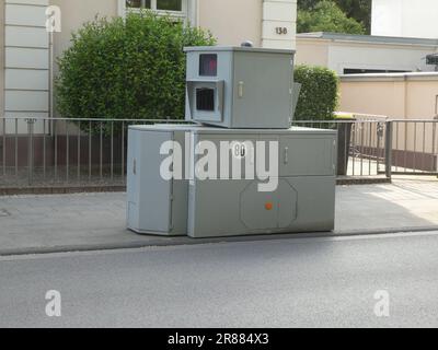 Köln, Deutschland. 17. Juni 2023. Mobile Radarkameras stehen am Straßenrand, temporäre Radarkameras zur Geschwindigkeitsüberwachung am Straßenrand, für Geschwindigkeitsmessungen, Credit: Horst Galuschka/dpa/Alamy Live News Stockfoto