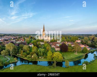 Luftaufnahme der Stadt Salisbury mit der Kathedrale von Salisbury und dem Fluss Avon, Salisbury Wiltshire, England, Großbritannien Stockfoto