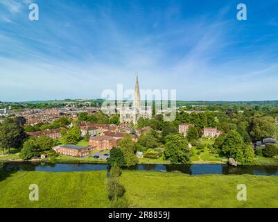 Luftaufnahme der Stadt Salisbury mit der Kathedrale von Salisbury und dem Fluss Avon, Salisbury Wiltshire, England, Großbritannien Stockfoto