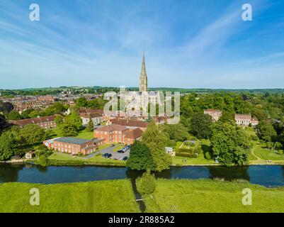 Panoramablick auf die Stadt Salisbury mit der Kathedrale von Salisbury und dem Fluss Avon, Salisbury Wiltshire, England, Großbritannien Stockfoto