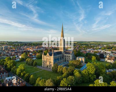 Luftaufnahme der Stadt Salisbury mit Salisbury Cathedral, Salisbury Wiltshire, England, Großbritannien Stockfoto