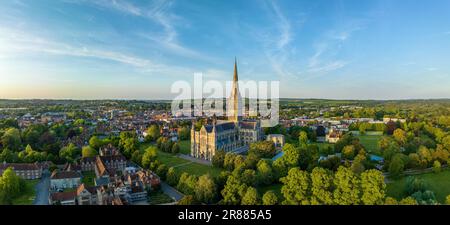 Panoramablick auf die Stadt Salisbury mit der Kathedrale von Salisbury, Salisbury Wiltshire, England, Großbritannien Stockfoto