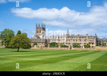 Blick über das Grasspielfeld Merton Field zum Merton College, Oxford, Oxfordshire England, Großbritannien Stockfoto