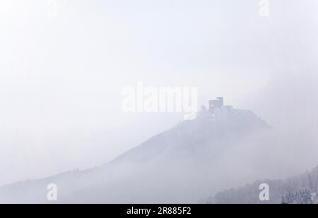 Trifels Castle im Nebel, Annweiler Stockfoto