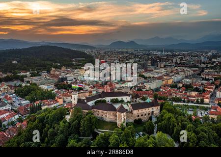 Ljubljana, Slowenien - Panoramablick aus der Vogelperspektive auf die Burg Ljubljana (Ljubljanski Grad) an einem Sommernachmittag mit Skyline der Hauptstadt von Slowenien und C. Stockfoto