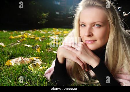Junge schöne Frau im Herbst park Stockfoto