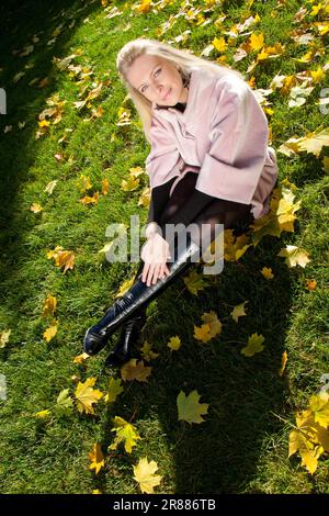Junge schöne Frau im Herbst park Stockfoto